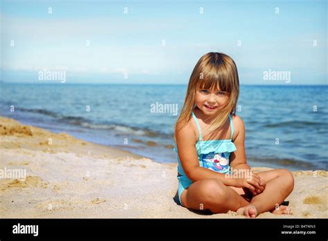 teen am strand gefickt|Süße Junge Mädchen Am Strand Blick In Die Kamera Und Spaß